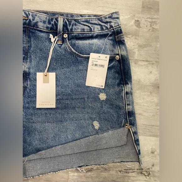 Two Pairs of Good American Denim Shorts NWT - Picture 10 of 12